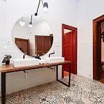 Lots Of Space Near The Presidential Palace Apartment *